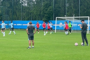 记者：申花今天只有16人参加训练，助理教练亲自上阵