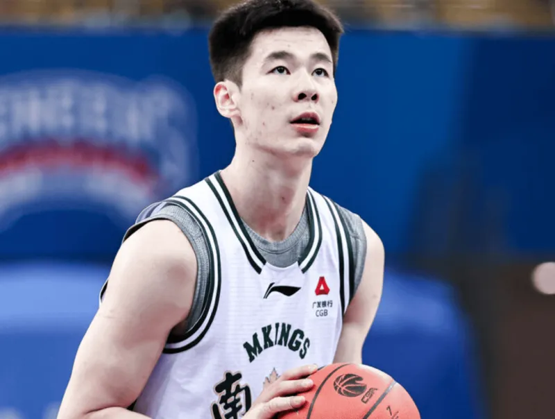 必赢官网-手感火热！郭昊文半场9中6，三分7中5得到17分3篮板2助攻